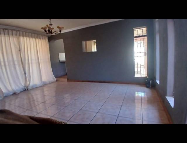 3 BEDROOM HOUSE FOR SALE IN FLORA PARK